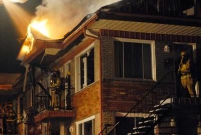 (Photo collaboration spéciale) L incendie avait causé de lourds dommages à l immeuble de six logements ainsi qu à la maison voisine.