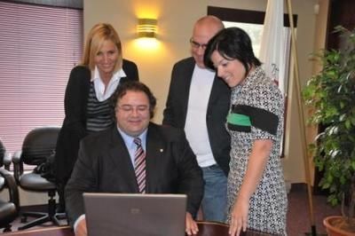 (Photo Simon Dessureault) Le site Web de la Ville de Lorraine affiche une moyenne d achalandage de 5215 visiteurs uniques par mois. Le maire Ramez Ayoub était d ailleurs très fier de présenter le nouveau aux journalistes.