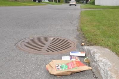 (Photos Simon Dessureault) Des déchets du restaurant Macdonald à Blainville sont visibles dans les rues du secteur de l école secondaire Henri-Dunant.