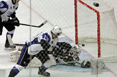 but du #13 Tomas Jurco des Sea Dogs de Saint John 2eme période à Boisbriand -Nord de Montréal le 28 \Septembre\ 2011.  SYLVAIN CHAREST//AGENCE QMI