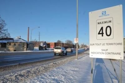 (Photo Simon Dessureault) La réduction de la vitesse à 40 km/h est bien en évidence à l entrée de Sainte-Thérèse.