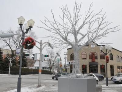 (Photo Simon Dessureault) L argent des contribuables a entre autres contribué à bien décorer le centre-ville de Sainte-Thérèse durant la période des fêtes.