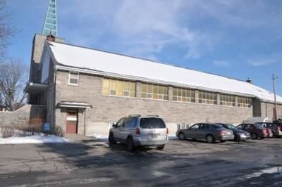 (Photo Simon Dessureault) Le bassin de rétention souterrain sera construit sous le stationnement de l église Cœur-immaculé-de-Marie sur la rue Desjardins ouest.