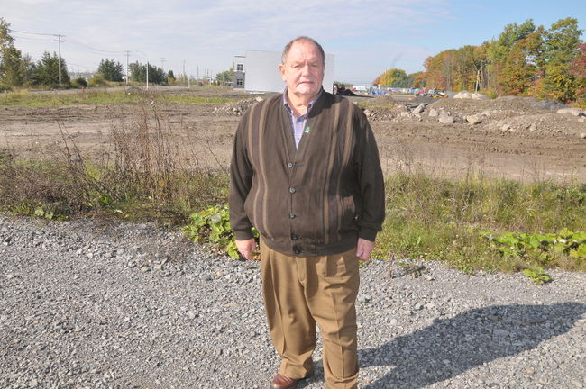 Guy Charbonneau, le maire de Sainte-Anne-des-Plaines, compte continuer le combat pour le développement de sa ville. Il pose ici dans le secteur du parc industriel