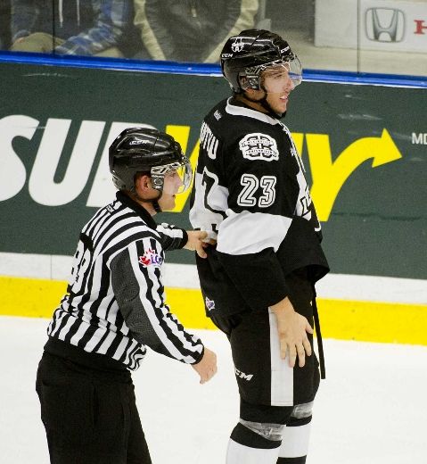 Stefan Matteau a été expulsé de la rencontre face aux Remparts dimanche pour avoir jeté les gants devant Ryan Culkin. Il sera suspendu pour le match de vendredi.