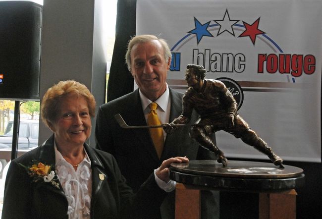 Guy Lafleur a reçu tout un cadeau pour son 60e anniversaire. La Ville de Thurso l’honorera en créant la « Place Guy Lafleur » où sera installée une statue en bronze à son effigie.