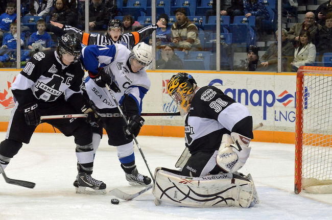Le gardien de l’Armada Storm Phaneuf connaît un excellent début de saison. Il avait effectué ses premiers pas dans la LHJMQ l’an dernier lors d’un voyage dans les Maritimes. 