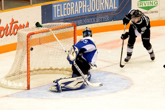 À son retour au jeu après une suspension imposée par l'équipe, Cédric Paquette a inscrit le but de la victoire face aux Sea Dogs.