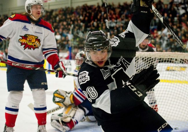 Tommy Giroux a inscrit quatre points dans la victoire de l'Armada. Son compagnon de trio, Philippe Sanche a également amassé quatre points, sa meilleure performance dans sa courte carrière junior.