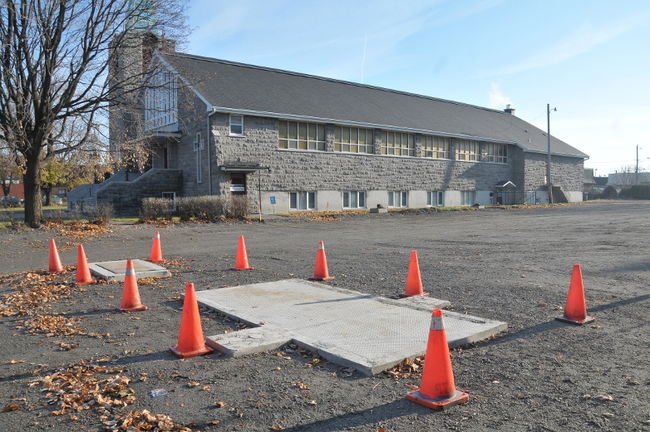 Les cônes oranges sont bien visibles sur le terrain de l'église où Louisbourg effectuera les travaux de pavage.