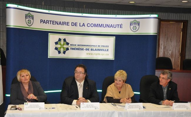 Marlene Cordato, mairesse de Boisbriand, Ramez Ayoub, maire de Lorraine, Denise Perreault-Théberge, mairesse suppléante de Sainte-Thérèse et Normand Bleau, maire suppléant de Rosemère, ont signé la nouvelle entente.