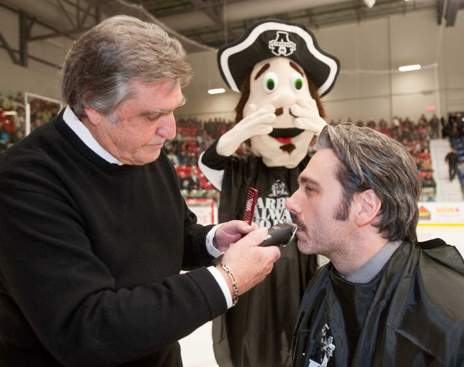 Joël Bouchard a profité de la présence du barbier Ménick pour raser sa moustache.