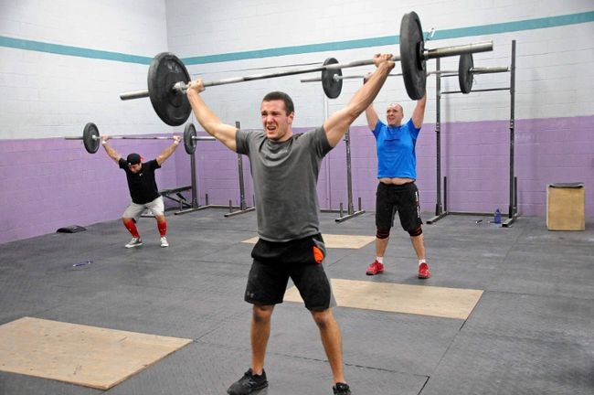 Le crossfit touche aux 10 sphères du conditionnement physique, dont l'haltérophilie.