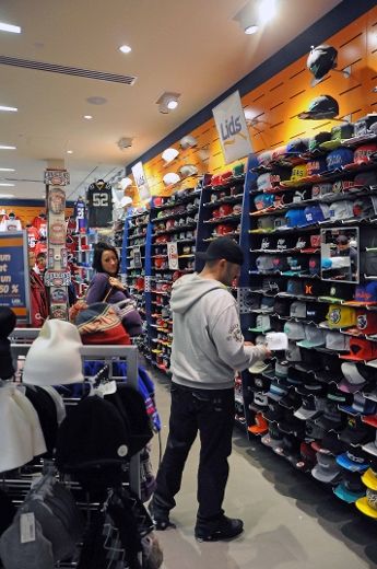 Les magasins de sports sont achalandés à l’approche de Noël.