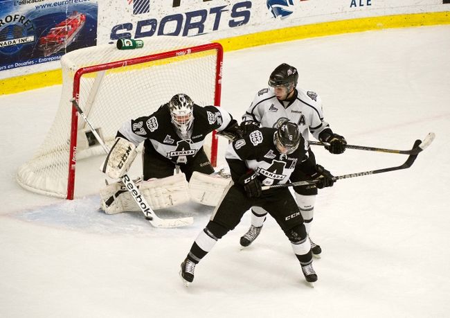 Le gardien de l'Armada, Storm Phaneuf, a connu une autre soirée difficile devant le filet. Il a alloué cinq buts sur les 14 tirs auxquels il a fait face.