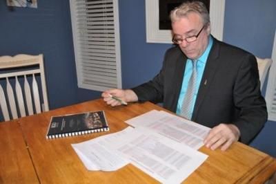 (Photo Simon Dessureault) Louis Lamarre a dévoilé l étendue de ces recherches aux médias concernant les contrats accordés à Tapage Communication et à imprimerie Domco.