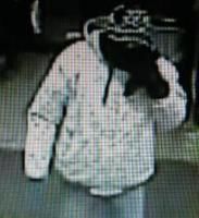 (Photo collaboration spéciale) Si vous possédez des informations qui permettraient d identifier cet individu, veuillez communiquer avec l enquêteuse Catherine Dumais du bureau des enquêtes criminelles de la Régie de police Thérèse-De Blainville au 450 435-2421, poste 3421.