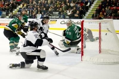 (Photo Écho de la Rive-Nord/Samuel Lafontaine) Samuel Aquin a marqué le deuxième but de l Armada durant ce match.