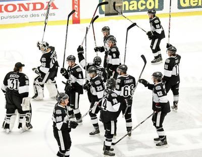 (Photo Samuel Lafontaine - Photo CDM Inc.) Depuis le début de la saison, les joueurs de l'Armada saluent leurs partisans après chaque rencontre à domicile.