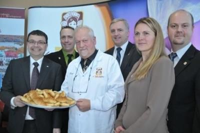 (Photo Simon Dessureault) Jacques Gourde, député de Lotbinière-Chutes-de-la-Chaudière et représentant du ministre de Développement économique Canada, Serge Bohec, président de La Petite Bretonne, Charles Bergeron-Vachon, directeur des opérations de La Petite Bretonne, François Cantin, maire de Blainville, Audrey Laurin, directrice des finances de La Petite Bretonne et Dominique Bohec, vice-président de l entreprise lors de l annonce.