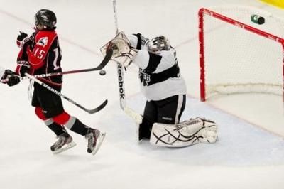 (Photo Écho de la Rive-Nord/Samuel Lafontaine) Storm Phaneuf a connu toute une performance devant la cage de l Armada.