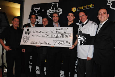 (Photo Écho de la Rive-Nord) Pierre Karl Péladeau, Xavier Ouellet, Joël Bouchard, Jean-François Houle et Pierre Dion étaient fiers d'accepter le chèque de 7875 $ remis aux profits du Fond d'études par le Restaurant Le Milsa de Sainte-Thérèse.