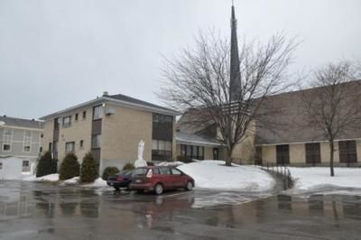(Photo Simon Dessureault) Le stationnement de l église à l angle de la 70e avenue et du boulevard Curé-Labelle figure parmi les endroits où il y aurait l installation de caméras de surveillance. Des attroupements d adolescents causent parfois quelques problèmes à cet endroit.