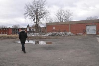 (Photo Simon Dessureault) Le terrain situé en arrière de la Place Élite à Sainte-Thérèse sur le boulevard Curé-Labelle est appelé à se développer.