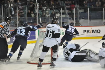 Robbie Defulviis vient de donner les devants 2-1 à l Océanic en prenant le retour du lancer d Alexandre Tanguay.