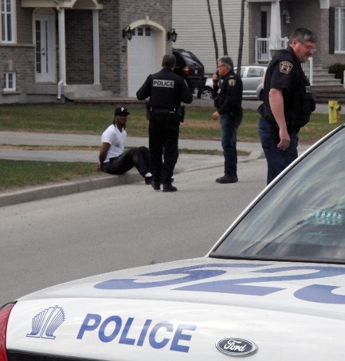 L’un des suspects reliés à l’invasion de domicile a été arrêté par les policiers à quelques centaines de mètres de la résidence visée. 