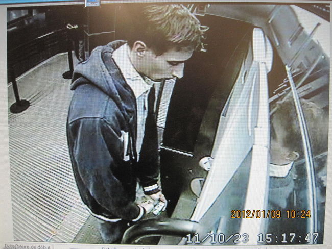 Toute personne ayant de l’information permettant d’identifier le suspect se trouvant sur la photo peut communiquer en toute confidentialité avec la police au 450 471-4121 ou via la ligne « Info Crime Québec » au numéro 1-800-711-1800 en mentionnant le numéro de dossier TRB-111101-023.