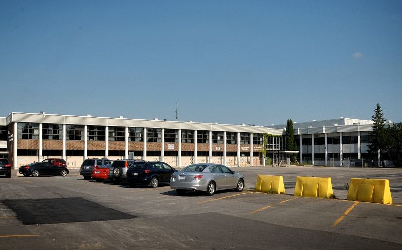 Façade de l'École Secondaire de Rosemère, le 2 Septembre 2011, à Rosemère, Québec.