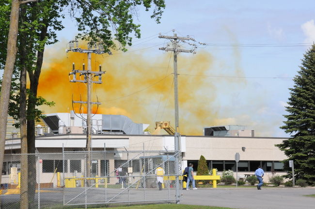 Heureusement, le niveau du gaz dans l’air, qui a causé un panache de fumée jaunâtre, n’était pas dangereux.