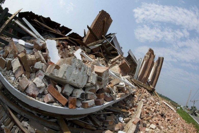 L'orage et les vents violents ont caus� de nombreux d�g�ts sur le rang de la Fresni�re, dans l�arrondissement de Saint-Beno�t, � Mirabel, dans la soir�e du vendredi 25 mai 2012. Des employ�s d�Hydro-Qu�bec travaillaient � rebrancher les abonn�s et plusieurs citoyens s�affairaient � ramasser les d�bris, le samedi 26 mai 2012. Sur la photo, une vieille �glise anglicane qui a �t� compl�tement d�truite par les forts vents.
MARTIN ALARIE/LՃCHO DE LAVAL/AGENCE QMI