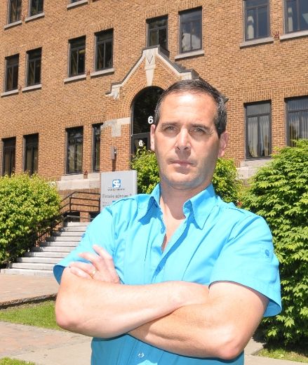 Christian Charron joue bien malgré lui au chien de garde de la démocratie à Sainte-Thérèse.
