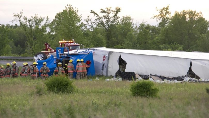 Un semi-remorque transportant des centaines de bombonnes de propane s'est renvers� sur l'Autoroute 13, dans la bretelle d'acc�s menant � l'Autoroute 640, � la hauteur de Boisbriand, dans le Laurentides, le lundi 4 juin 2012.
MARTIN ALARIE/L'�CHO DE LAVAL/AGENCE QMI