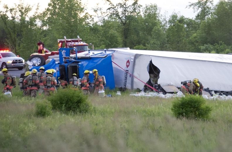 Un semi-remorque transportant des centaines de bombonnes de propane s'est renvers� sur l'Autoroute 13, dans la bretelle d'acc�s menant � l'Autoroute 640, � la hauteur de Boisbriand, dans le Laurentides, le lundi 4 juin 2012.
MARTIN ALARIE/L'�CHO DE LAVAL/AGENCE QMI