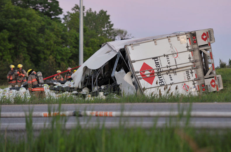 Un semi-remorque transportant des centaines de bombonnes de propane s'est renversé sur l'Autoroute 13, dans la bretelle d'accès menant à l'Autoroute 640, à la hauteur de Boisbriand, dans le Laurentides, le lundi 4 juin 2012.
PASCAL GIRARD/AGENCE QMI