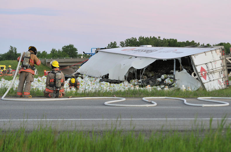 Un semi-remorque transportant des centaines de bombonnes de propane s'est renversé sur l'Autoroute 13, dans la bretelle d'accès menant à l'Autoroute 640, à la hauteur de Boisbriand, dans le Laurentides, le lundi 4 juin 2012.
PASCAL GIRARD/AGENCE QMI