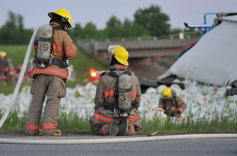 Un semi-remorque transportant des centaines de bombonnes de propane s'est renversé sur l'Autoroute 13, dans la bretelle d'accès menant à l'Autoroute 640, à la hauteur de Boisbriand, dans le Laurentides, le lundi 4 juin 2012.
PASCAL GIRARD/AGENCE QMI