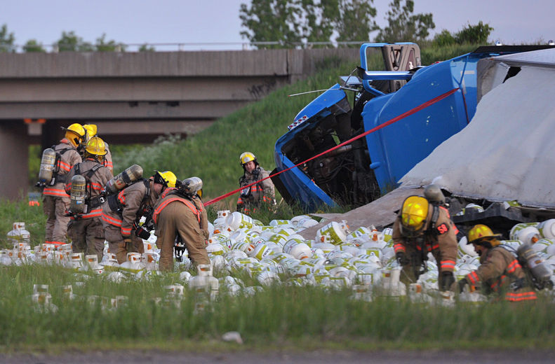Un semi-remorque transportant des centaines de bombonnes de propane s'est renvers� sur l'Autoroute 13, dans la bretelle d'acc�s menant � l'Autoroute 640, � la hauteur de Boisbriand, dans le Laurentides, le lundi 4 juin 2012.
PASCAL GIRARD/AGENCE QMI