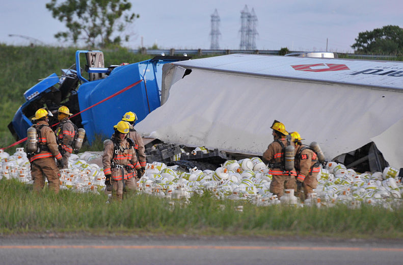 Un semi-remorque transportant des centaines de bombonnes de propane s'est renversé sur l'Autoroute 13, dans la bretelle d'accès menant à l'Autoroute 640, à la hauteur de Boisbriand, dans le Laurentides, le lundi 4 juin 2012.
PASCAL GIRARD/AGENCE QMI