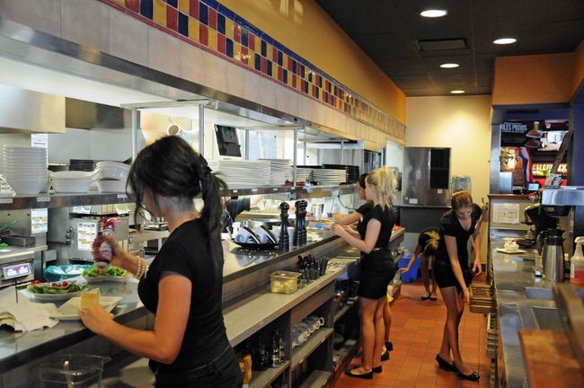 La majorité des serveuses au Boston Pizza de Mirabel retourneront en classe avant la mi-août, ce qui causera des problèmes en disponibilités aux employeurs.