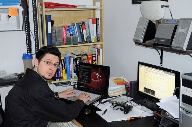 Marc-Antoine Favreau, informaticien chez Micro-Sphère, estime que les pirates informatiques s’attaquent souvent aux systèmes qui ne sont pas mis à jour.