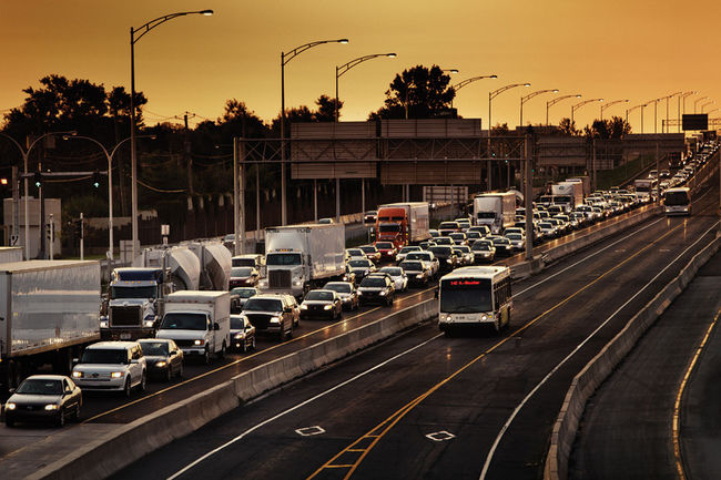 Voici la voie réservée aux autobus de l’autoroute 10 à Brossard. Sur la Rive-Nord, les autobus ne peuvent circuler que sur la voie d'accotement de l'autoroute 15 pour arriver plus rapidement au métro Montmorency. 