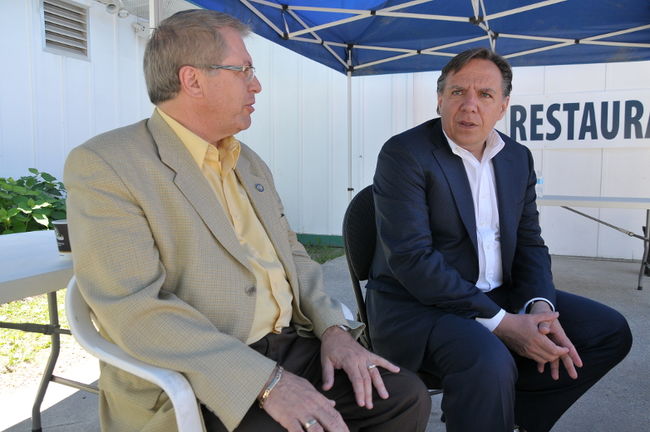Daniel Ratthé et François Legault ont tenu une rencontre « légère » avec les médias locaux de Blainville.