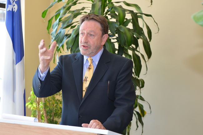 Pierre Descoteaux est présentement directeur général de Laurentides Économique. Il compte d’ailleurs rester en poste s’il gagne la prochaine investiture péquiste dans Groulx.