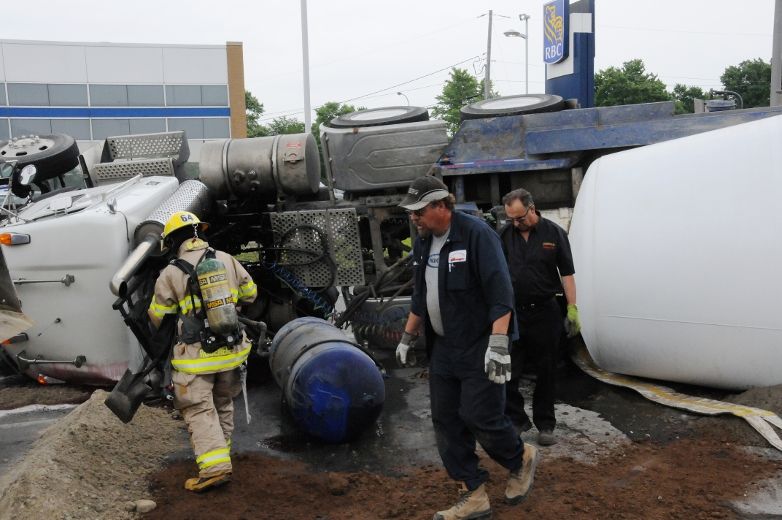 Une bétonnière se renverse sur la 117