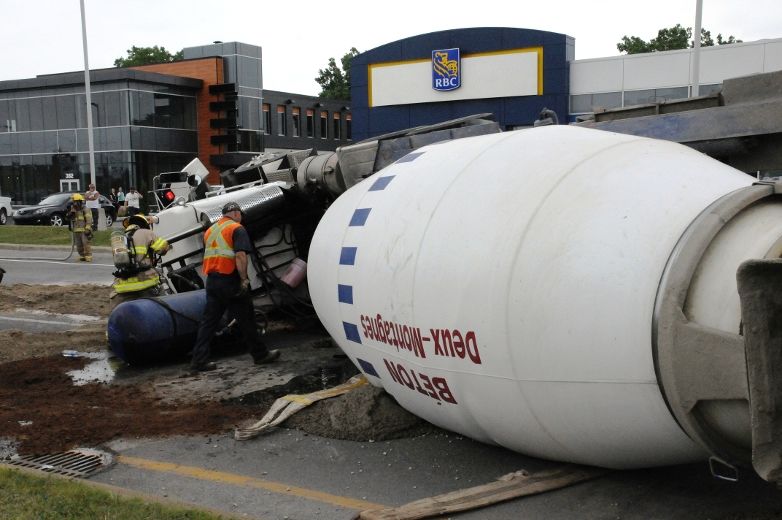 Une bétonnière se renverse sur la 117