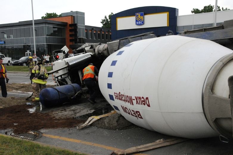 Une bétonnière se renverse sur la 117